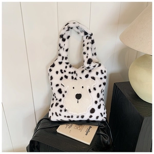 Détail macro du sac fourre-tout en fausse fourrure à taches dalmatien avec un patch de chien