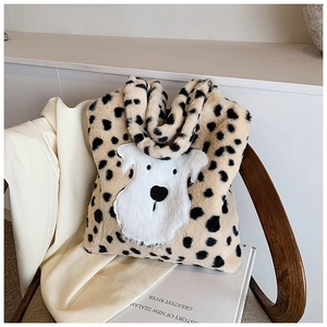 Détail du sac cabas en peluche léopard avec broderie mignonne d'un petit chien blanc