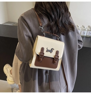 Détail de la broderie de teckel sur le sac en cuir PU blanc cassé et marron avec rabat