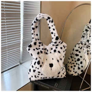 Détail de la texture en peluche du sac à pois avec une application de chiot mignon