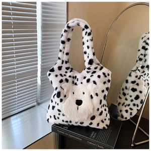 Détail du sac cabas en peluche à motif dalmatien avec un joli patch d'ours blanc