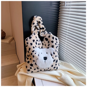 Gros plan sur la texture en fausse fourrure douce avec motif tacheté et écusson de chiot