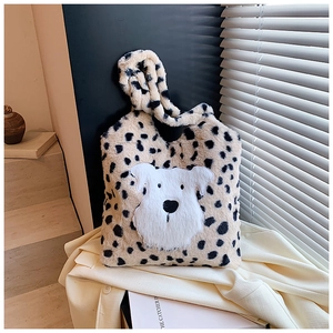 Détail du sac cabas en peluche léopard avec un écusson de chiot mignon sur fourrure douce