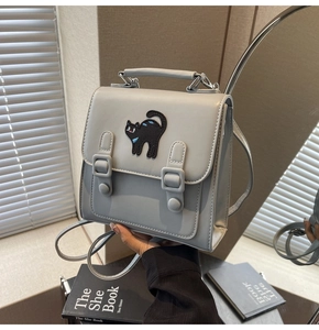 Mochila cuadrada gris claro de cuero PU con parche de gato y correas ajustables