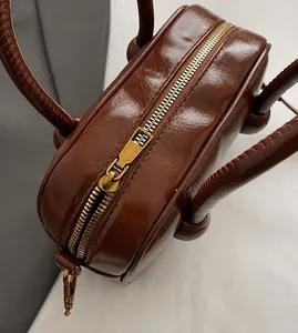 Detailansicht des glatten Bronze-Reißverschlusses und der edlen Vintage-Lederstruktur