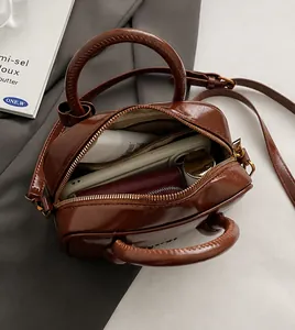Innenansicht der braunen Retro-Ledertasche mit viel Stauraum für Smartphone und Geldbörse