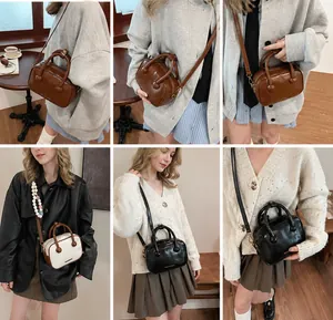Retro Boston-Handtasche in verschiedenen Farben mit Schultergurt in Café-Atmosphäre