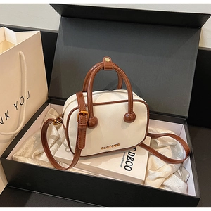 Mini-Boston-Tasche aus Leder mit Tragegriffen und verstellbarem Riemen in einer Geschenkbox