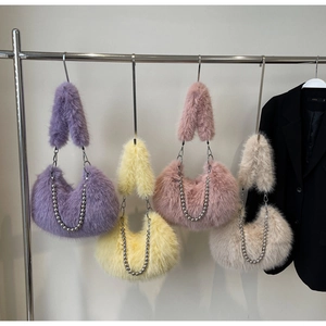 Détail de sacs à bandoulière en fausse fourrure colorée avec chaînes à billes argentées