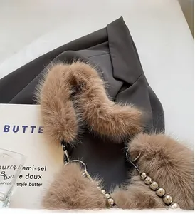 Détail de la bandoulière en fausse fourrure pelucheuse avec chaîne à billes argentée