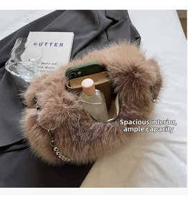 Vue détaillée de l'intérieur du sac en peluche marron avec téléphone et bouteille