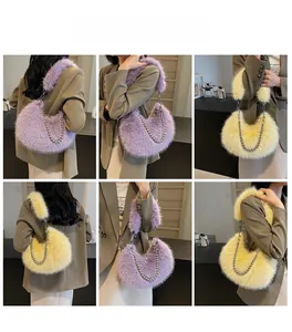 Vue détaillée du sac croissant en peluche avec chaîne à billes métalliques douces