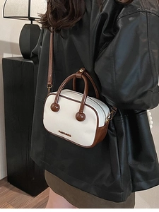 Schicke zweifarbige Mini-Bowlingtasche in Weiß und Braun mit goldenem Logo für Damen