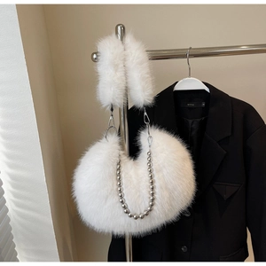 Détails de la texture pelucheuse blanche avec une élégante chaîne à billes argentée