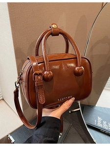 Dunkelbraune glänzende Retro-Handtasche mit Kugel-Griff-Detail und Leder-Umhängeriemen