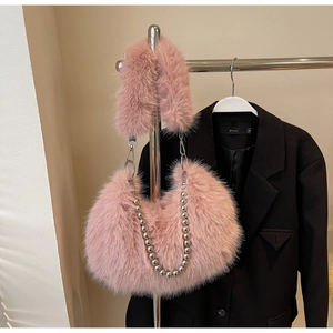 Détail du sac bandoulière en peluche rose avec sangle douce et chaîne à billes argent