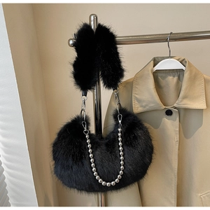 Détail du sac à main noir en peluche avec bandoulière épaisse et chaîne à billes argentée