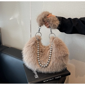 Détail du sac en fausse fourrure marron clair avec chaîne à billes argentée et anse