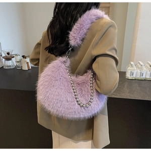 Détail du sac à main violet en fausse fourrure avec une chaîne à perles argentées