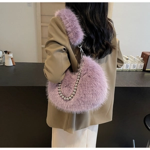 Détail du sac croissant en fausse fourrure violet clair avec chaîne à perles et sangle