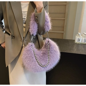 Détail du sac à main violet en fausse fourrure avec une chaîne à billes argentées