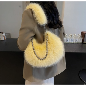 Détail du sac croissant en fausse fourrure jaune avec chaîne à billes et bandoulière en peluche