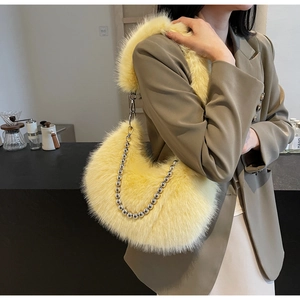 Détail du sac dumpling en peluche avec bandoulière épaisse et chaîne perlée