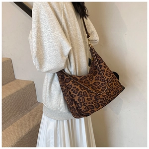 Detailansicht der Schultertasche mit Leopardenmuster, Goldkette und braunem Ledergriff