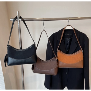 Nahaufnahme von Retro-Matte-Leder-Halbmond-Taschen in Schwarz, Dunkelbraun und Karamell