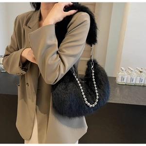 Détail du sac en fausse fourrure noire avec chaîne à billes et bandoulière en peluche