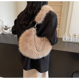 Détail du sac en fausse fourrure latte avec grosse chaîne perlée argentée et sangle
