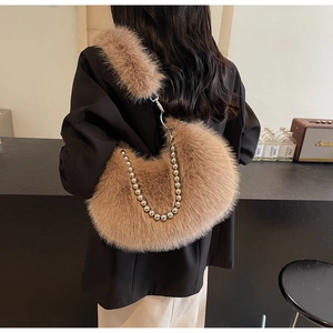 Sac hobo en fausse fourrure marron avec bandoulière pelucheuse et chaîne à boules argentée