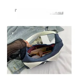 Vue intérieure du sac en jean et cuir montrant une grande capacité et des poches