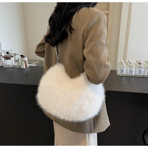 Détail du sac à bandoulière en fausse fourrure blanche avec chaîne en perles argentées
