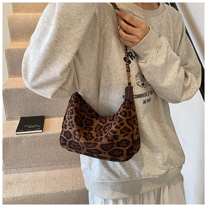 Nahaufnahme der Schultertasche mit Leopardenmuster und goldener Kette zum Outfit