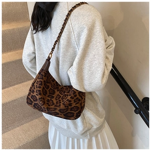Detail der Leoparden-Schultertasche mit geflochtenem Leder-Kettenriemen-Detail