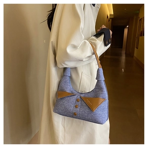 Détail du sac en tissu lavande avec col de chemise en cuir marron et boutons décoratifs