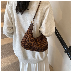 Detailansicht der Hobo-Tasche mit Leopardenmuster, Kettengurt und Wildledertextur