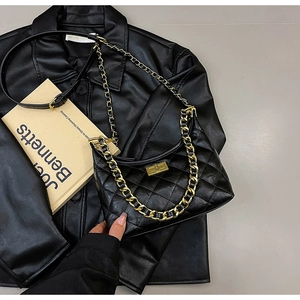 Dettaglio della borsa hobo in pelle nera trapuntata con catena dorata e chiusura a girello