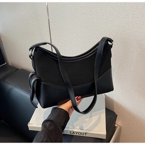 Detailansicht der schwarzen Vintage-Tasche mit Lederfransen und silbernen Schnallen