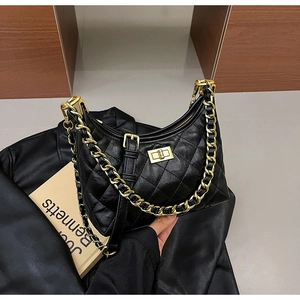 Dettaglio borsa hobo trapuntata nera con catena dorata e chiusura a girello quadrata