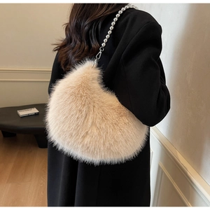 Détail du sac à bandoulière en peluche avec chaîne de perles argentées et fermoirs