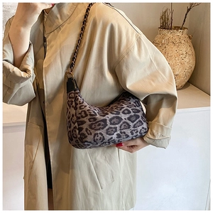 Hobo-Tasche mit Leopardenmuster, Bronzekette und Schultergurt zu beigem Mantel