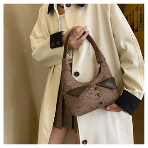 Détail du sac à carreaux avec design de col en cuir et accents de boutons