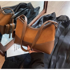 Makroansicht der hobo-tasche in karamellbraun mit glattleder- und wildleder-texturen