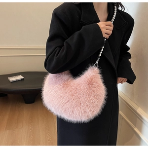 Détail du sac à bandoulière en fausse fourrure rose avec chaîne à billes argentées
