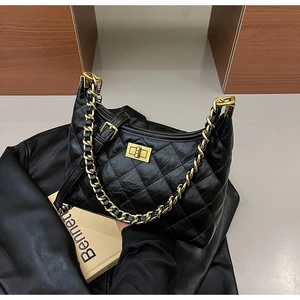 Dettaglio della borsa hobo trapuntata nera con pelle lucida e catena dorata spessa