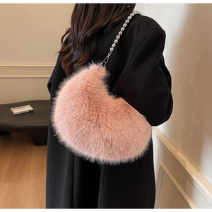 Détail du sac croissant en peluche rose avec chaîne à billes argentée et texture douce