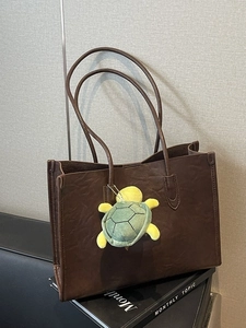 Borsa tote in pelle marrone scuro retrò con ciondolo a tartaruga e capienza spaziosa