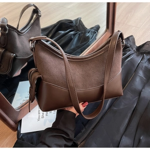 Detailansicht der braunen Vintage-Tasche mit Materialkontrast und Seitenfransen